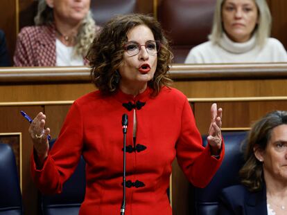 La vicepresidenta primera y ministra de Hacienda, María Jesús Montero, interviene en la sesión de control al Gobierno, en el Congreso de los Diputados, el pasado miércoles.