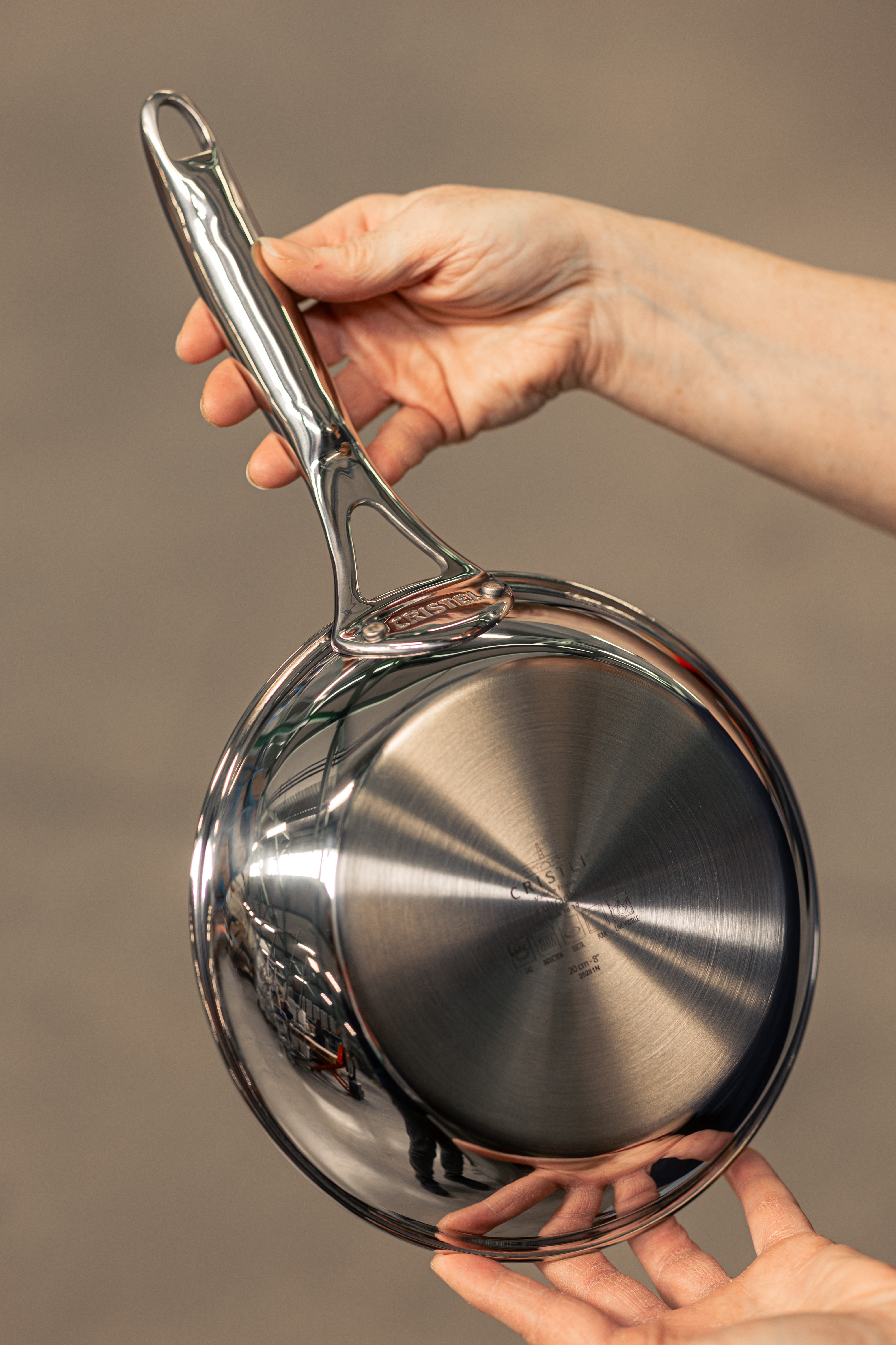 El ‘boom’ de las sartenes de acero inoxidable: cómo el miedo a los PFAS impulsa el regreso de un clásico