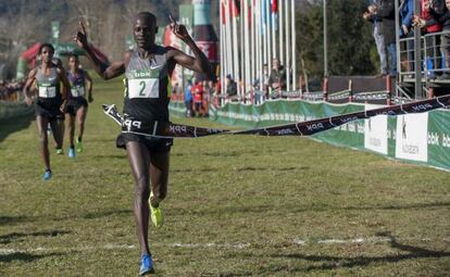 Mark Kiptoo tras imponerse en la prueba del Cross Internacional Zornotza.