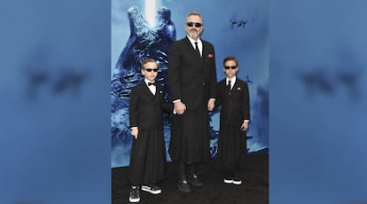 Miguel Bosé y sus hijos en el estreno de 'Godzilla', el 18 de mayo en Hollywood, California.