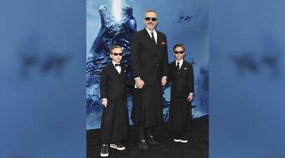 Miguel Bosé y sus hijos en el estreno de 'Godzilla', el 18 de mayo en Hollywood, California.