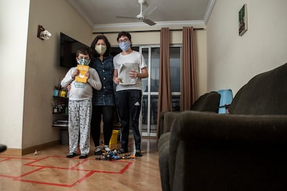 Camilo Augusto Andreassy Castro, Erika Andreassy, e João Pedro Andreassy Castro na residência onde vivem em São Paulo.