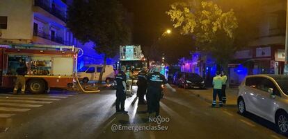 Efectivos de bomberos y policía en la avenida San Juan de la Salle (Sevilla).