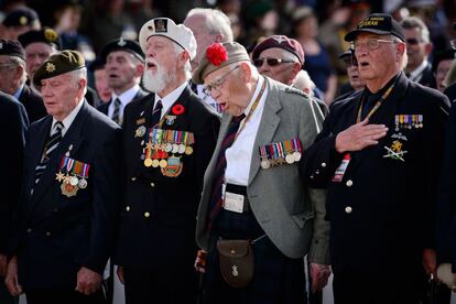 Saludo de los veteranos de la Segunda Guerra Mundial durante la alocuci&oacute;n del presidente estadounidense Barack Obama en el cementerio americano de Normand&iacute;a, en Colleville-sur-Mer, Francia.