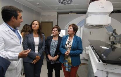La conselleira Rocío Mosquera, primera por la derecha, junto a un aparato de radiología en el Meixoeiro de Vigo.