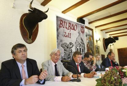 El empresario Pablo Chopera y el presidente de la Comisión Taurina de la Plaza de Toros de Bilbao Javier Aresti durante la presentación esta mañana del cartel diseñado por el excomponente del grupo Mecano José María Cano.