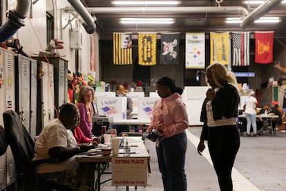 Ciudadanas acuden a votar en un colegio electoral en Pittsburgh, Pensilvania, el 5 de noviembre de 2024.