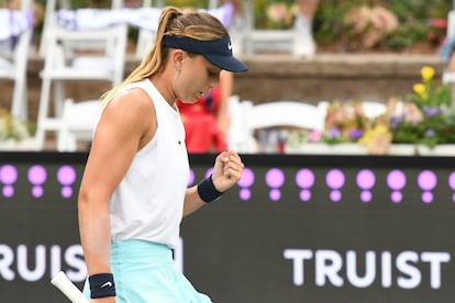 Badosa celebra su triunfo contra Barty en el torneo de Charleston. / © VOLVO CAR OPEN