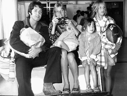 Paul y Linda McCartney con sus hijas, Stella, Mary y Heather, en 1974.