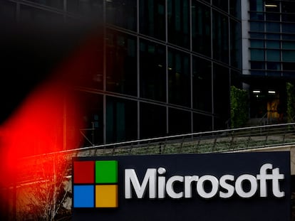 logotipo de Microsoft en las oficinas de Microsoft en París. REUTERS