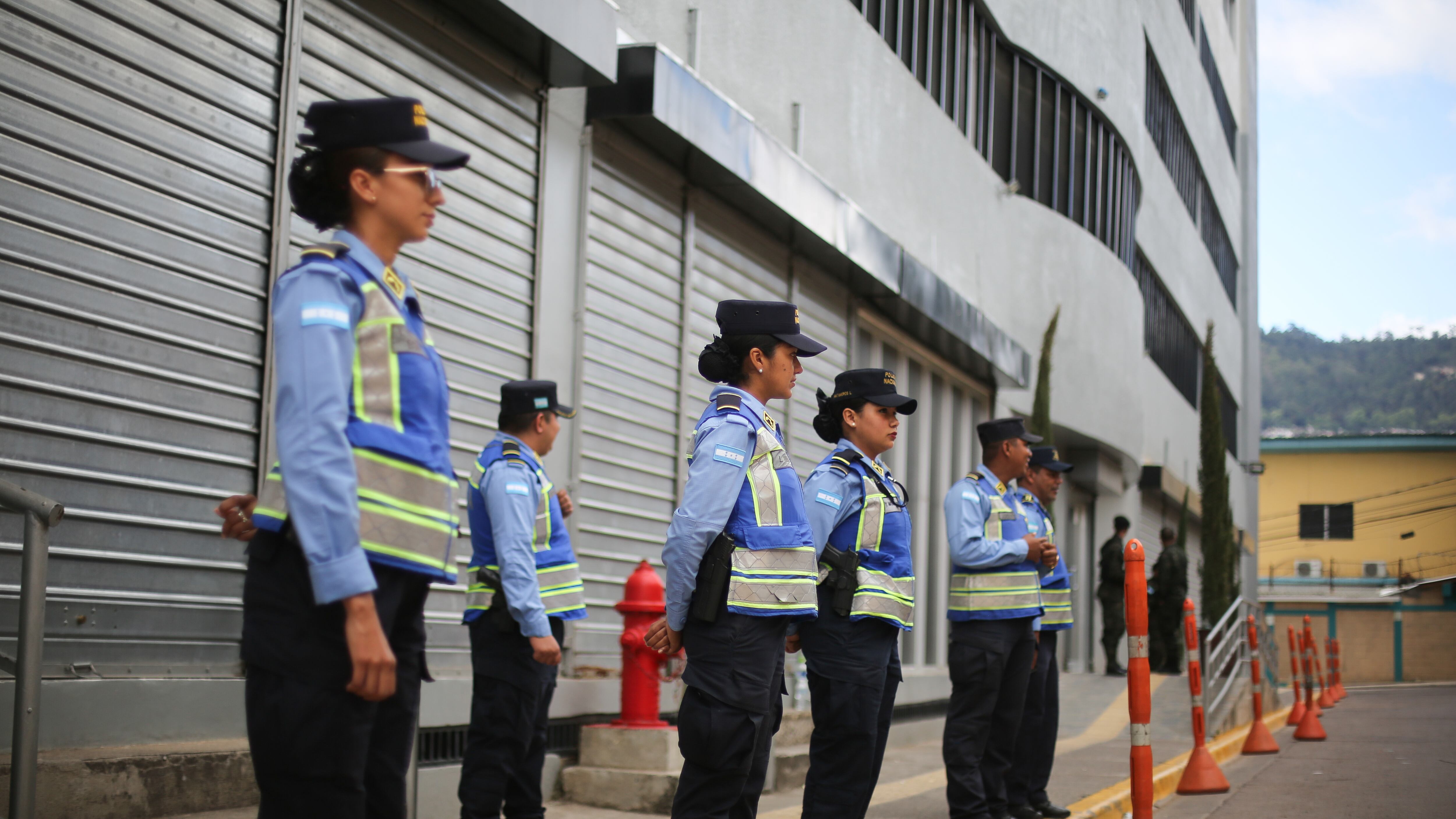 Policías y militares montan guardia en una calle de Tegucigalpa en víspera de las elecciones.