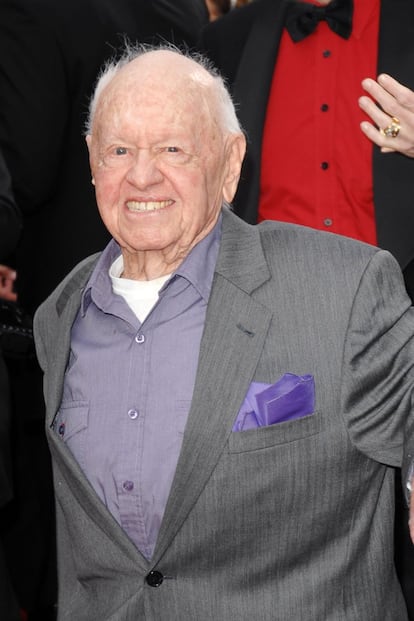 Mickey Rooney trabajó más de 80 años en la industria del entretenimiento, pero a su muerte, en 2004, su patrimonio apenas alcanzaba los 18.000 dólares. Así que decidió desheredar a sus ocho hijos, ya que todos eran más ricos que él.