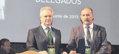 Javier Hermosilla, director general de la entidad, y Jos&eacute; Antonio Alayeto, expresidetne, en la &uacute;ltima asamble general de Banterra.