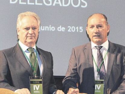 Javier Hermosilla, director general de la entidad, y Jos&eacute; Antonio Alayeto, expresidetne, en la &uacute;ltima asamble general de Banterra.