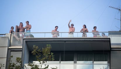 Turistas en el &aacute;tico de un edificio de Barcelona