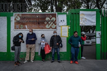 Varias personas se registran para recibir la vacuna Abdala contra covid-19, en el centro de salud T-III Dr. Dr. José Ma. Rodríguez , en la Alcaldía Cuauhtémoc, Ciudad de México, el 23 de diciembre de 2022.