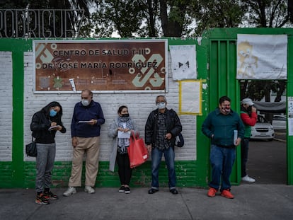 Varias personas se registran para recibir la vacuna Abdala contra covid-19, en el centro de salud T-III Dr. Dr. José Ma. Rodríguez , en la Alcaldía Cuauhtémoc, Ciudad de México, el 23 de diciembre de 2022.