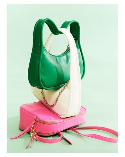 El bolso Y2K. Esta estética de colores saturados como el rosa Barbie o el verde esmeralda que obsesiona a TikTok también llega a los accesorios, que recuperan la silueta del bolso baguette con asa fina tan recurrente a principios de 2000. Emula a Paris Hilton este verano con el modelo de Lefties, en tejido de efecto piel y  con cadena metálica. 13,99€.