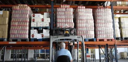 Un hombre almacena alimentos para familias desfavorecidas en Sevilla.