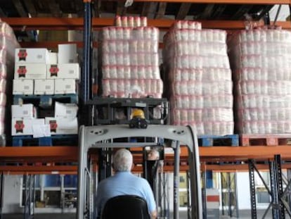 Un hombre almacena alimentos para familias desfavorecidas en Sevilla.