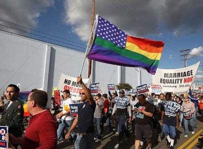 Marcha contra la propuesta que declara inconstitucional el matrimonio entre personas del mismo sexo en California.