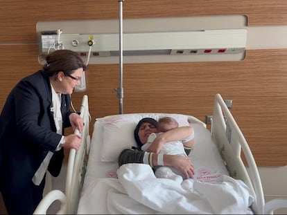 Yasemin Begdas abrazaba a su hija Vetin el 31 de marzo en un hospital de Adana. El bebé, apodado Gizem, fue rescatado entre los escombros de un edificio tras el terremoto de Turquía.