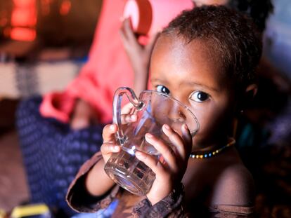 Hibo Ali, de dos años, bebe agua dentro de su casa en el campamento de desplazados en Kabasa, Somalia, país afectado por la inseguridad alimentaria desencadenada por la sequía y ahora la guerra en Ucrania.