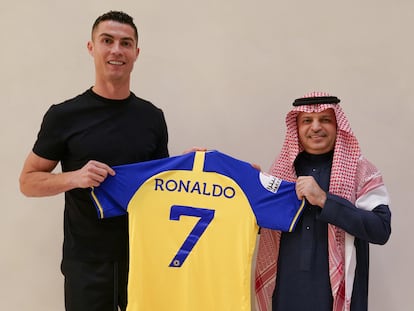 Cristiano Ronaldo posa con la camiseta del Al Nassr en su presentación.