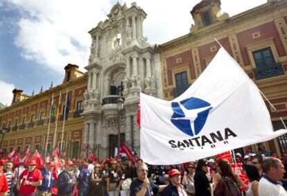 Asamblea de trabajadores celebrada frente a la sede de la Junta de Andalucía.