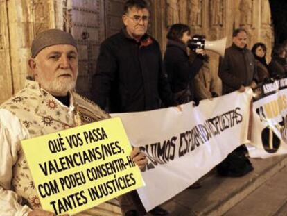 Los familiares de las víctimas del accidente del metro se concentran el 3 de febrero en la plaza de la Virgen.
