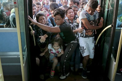 La Comisión Europea ha anunciado una ayuda de emergencia de algo más de cinco millones de euros para apoyar a las autoridades austriacas a hacer frente a la crisis de refugiados en el país. En la imagen, un grupo de refugiados intenta subir a un autobús a su llegada al puerto del Pireo, cerca de Atenas (Grecia), el 7 de septiembre de 2015.