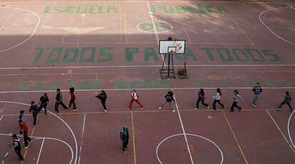 Pintadas en el suelo del patio del instituto Las Musas, en Madrid, comunidad que lleva ya ocho huelgas de profesores.