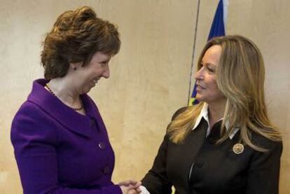 Catherine Ashton y Trinidad Jiménez, antes de la reunión de los ministros de Exteriores en Luxemburgo.