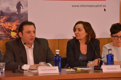 Mazen Darwish, junto a Pepa Bueno y Malén Aznárez, durante la presentación del informe de Reporteros sin Fronteras.