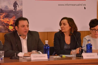 Mazen Darwish, junto a Pepa Bueno y Malén Aznárez, durante la presentación del informe de Reporteros sin Fronteras.