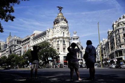 Exterior del edificio Metrópolis; a la derecha, la Gran Vía.