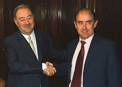 El alcalde, Gabino de Lorenzo, a la izquierda, y Manuel Lafuente, presidente del Real Oviedo, en 2003.