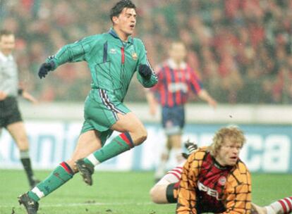 Òscar marca ante Kahn en las semifinales de la Copa de la UEFA de la temporada 1995-1996 (2-2).