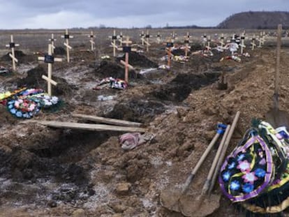 Tombes al cementiri de Mospyne durant el funeral de quatre rebels caiguts prop de Debàltseve.