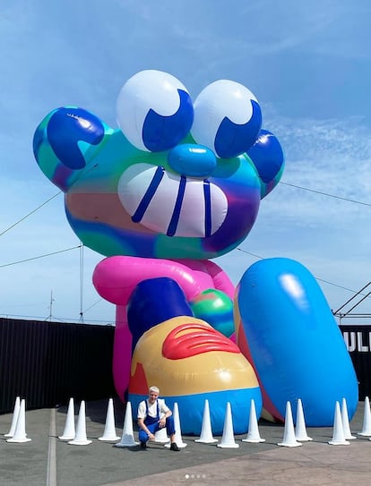 Jack Sachs posa, en una imagen publicada en su cuenta de Instagram, junto a la enorme escultura hinchable que realizó para la última edición del festival Primavera Sound y Pull & Bear.