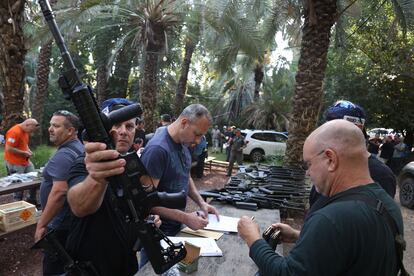 Un ciudadano israelí se inscribía este jueves en un punto de distribución de armamento para personas con permiso de armas, en un kibutz del norte de Israel. 