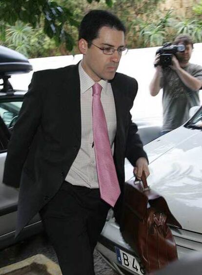 El juez Miguel Ángel Torres, a la entrada de los juzgados de Marbella.