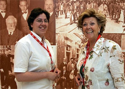 Leonisa Ull, a la derecha, y Leire Iglesias, junto a fotos de la exposición sobre la historia del socialismo.