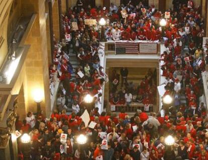 Funcionarios públicos del estado de Wisconsin protestan en el interior del Capitolio