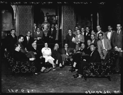 Azaña, con Valle-Inclán, entre otros, hacia 1930 en la tertulia de la Cacharrería en el Ateneo de Madrid.