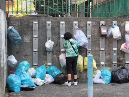 El sistema puerta a puerta consiste en la colocación de colgadores personalizados donde los vecinos cuelgan su basura.