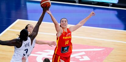 Raquel Carrera, jugadora de la selección española, pelea por un rebote. Federación Española de Baloncesto - Alberto Nevado