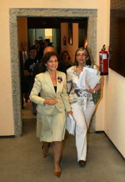Carmen Calvo (a la izquierda) y Ana Martínez de Aguilar.