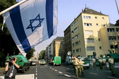 Una bandera israelí flanquea el cordón policial frente a la sinagoga de Colonia, poco antes de la visita del Papa.