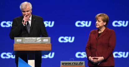 Los líderes de la CSU, Horst Seehofer, y de la CDU, Angela Merkel, en el congreso de los socialcristianos bávaros del 20 de noviembre de 2015